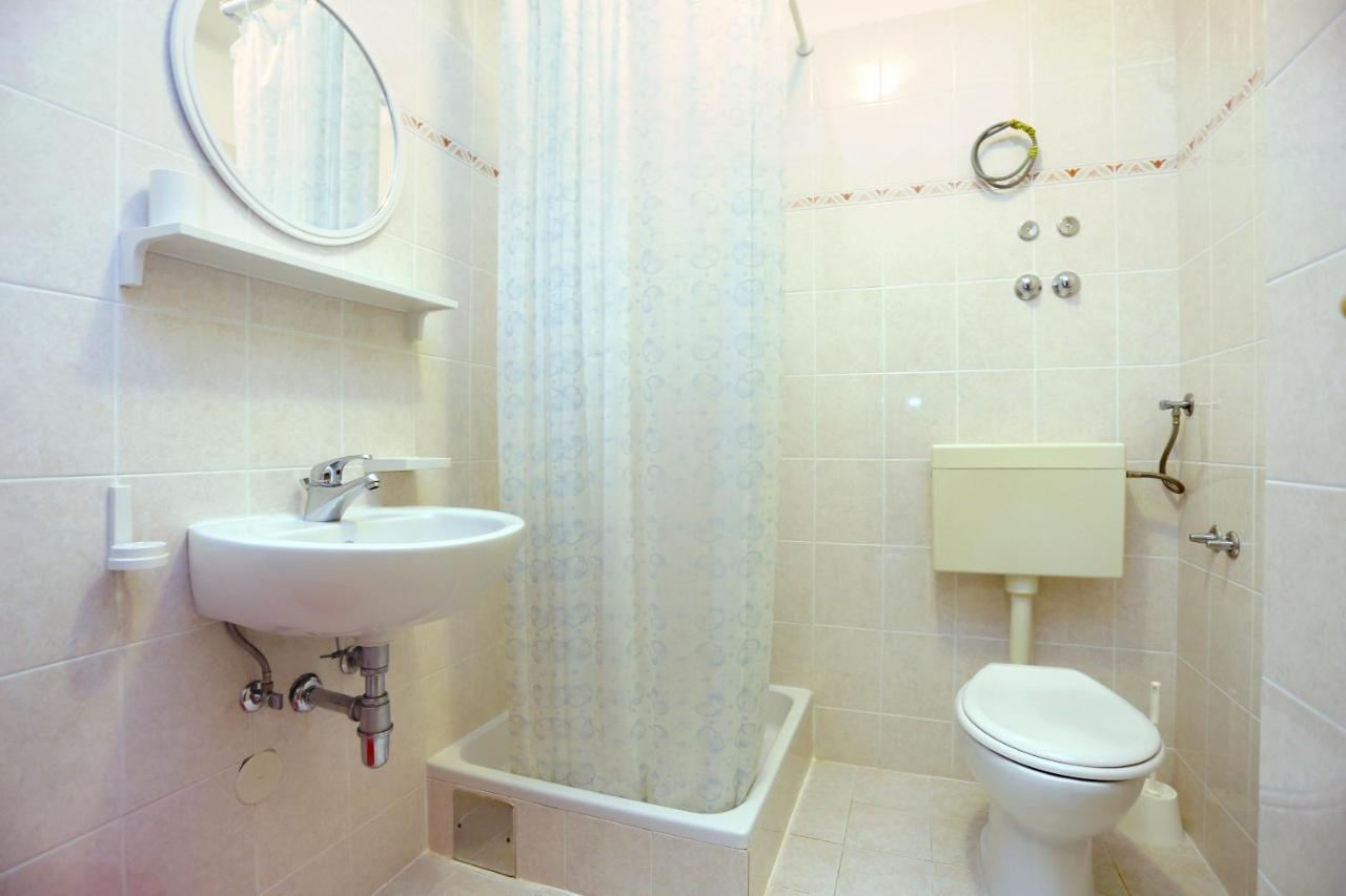Family Friendly Seaside Apartments Razanj, Rogoznica - 10373 外观 照片